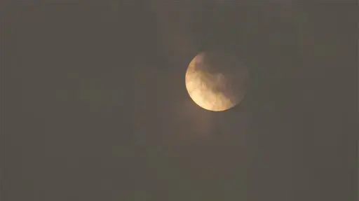 אובך ברוסיה מכסה את השמש