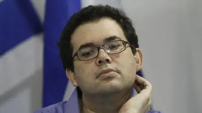 רפאל חדד, הצלם הישראלי ששוחרר ממעצר בלוב לאחר חמישה חודשים ננחת בישראל עם השר אביגדור ליברמן  אוגוסט 2010 