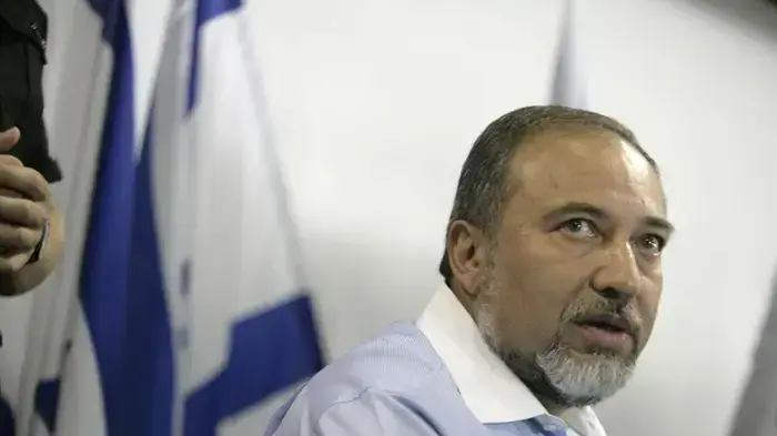 השר אביגדור ליברמן נוחת בישראל עם רפאל חדד, הצלם הישראלי ששוחרר ממעצר בלוב לאחר חמישה חודשים אוגוסט 2010 השר אביגדור ליברמן נוחת בישראל עם רפאל חדד, הצלם הישראלי ששוחרר ממעצר בלוב לאחר חמישה חודשים אוגוסט 2010