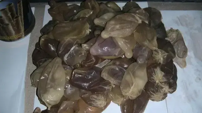 הברחת קוקאין נוזלי בתוך קונדומים
