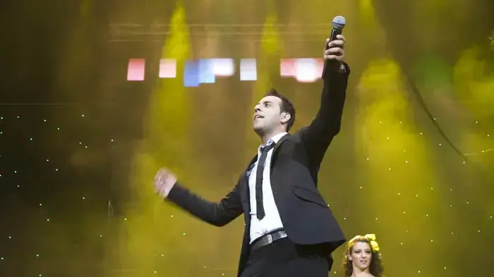 דודו אהרון בהופעה בקיסריה