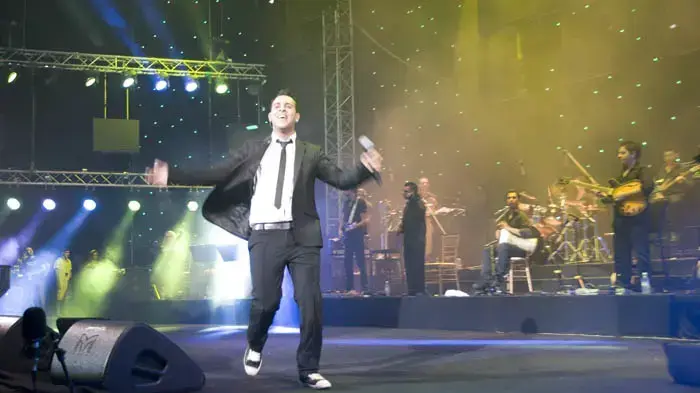 דודו אהרון בהופעה בקיסריה