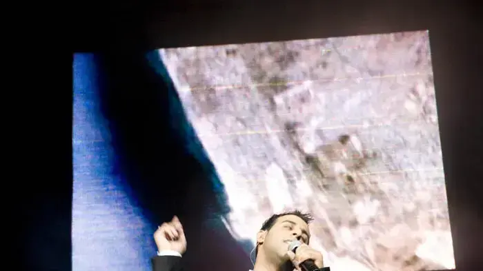 דודו אהרון בהופעה בקיסריה