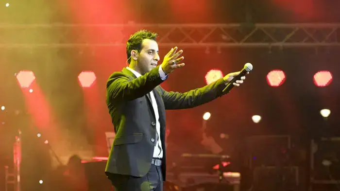דודו אהרון בהופעה בקיסריה