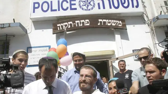 מימין- קרן פרלמן, חיים פרלמן, איתמר בן גביר, עורך הדין עדי קידר- אוגוסט 2010 מימין- קרן פרלמן, חיים פרלמן, איתמר בן גביר, עורך הדין עדי קידר- אוגוסט 2010