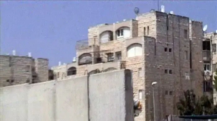 החלה הסרת קירות המגן שהוצבו בשכונת גילה