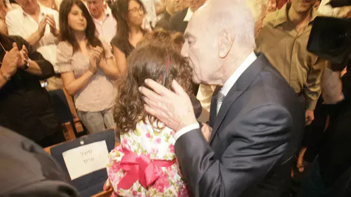 שמעון פרס חוגג את מסיבת יום הולדתו בתיאטרון הקאמרי בתל אביב