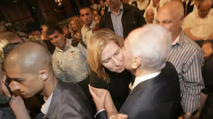 שמעון פרס חוגג את מסיבת יום הולדתו בתיאטרון הקאמרי בתל אביב