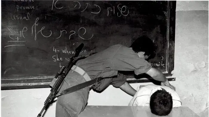 חייל צה"ל כופת פלסטיני בכפר בתיר, 1989 חייל צה"ל כופת פלסטיני בכפר בתיר, 1989