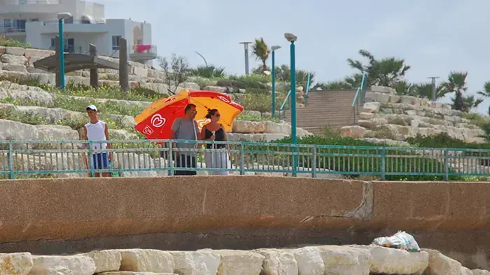 צרפתים בחוף הים באשקלון
