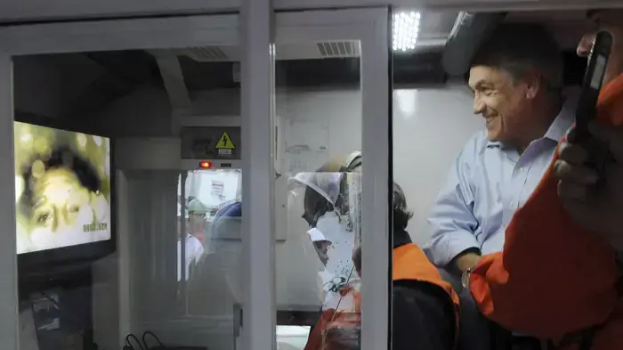 נשיא צ'ילה סבסטיאן פיניירה צופה בתמונות של הכורים שלכודים במכרה נשיא צ'ילה סבסטיאן פיניירה צופה בתמונות של הכורים שלכודים במכרה