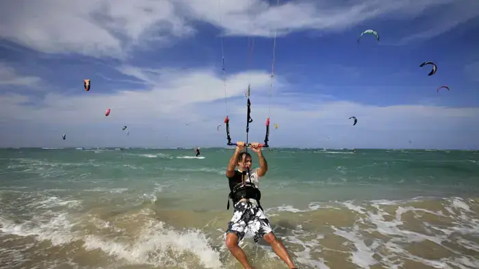 תייר גולש גלישת עפיפונים בחופי הרפובליקה הדומיניקנית