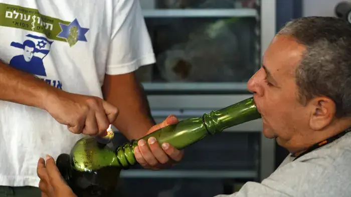 גידול של מריחואנה רפואית לחולי סרטן על ידי חברת תיקון עולם
