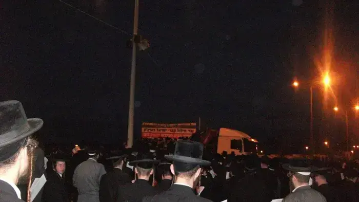עצרת רבנים במחאה על חילול קברים בבית שמש אוגוסט 2010