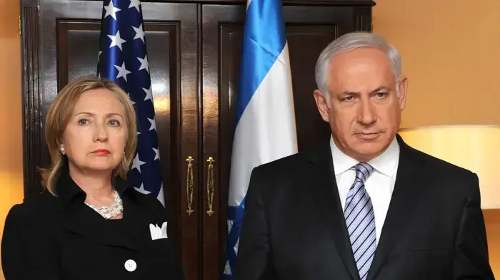 לה בנימין נתניהו בפגישה עם מזכירת המדינה הילרי קלינטון בוושינגטון, אוגוסט 2010. לה בנימין נתניהו בפגישה עם מזכירת המדינה הילרי קלינטון בוושינגטון, אוגוסט 2010.