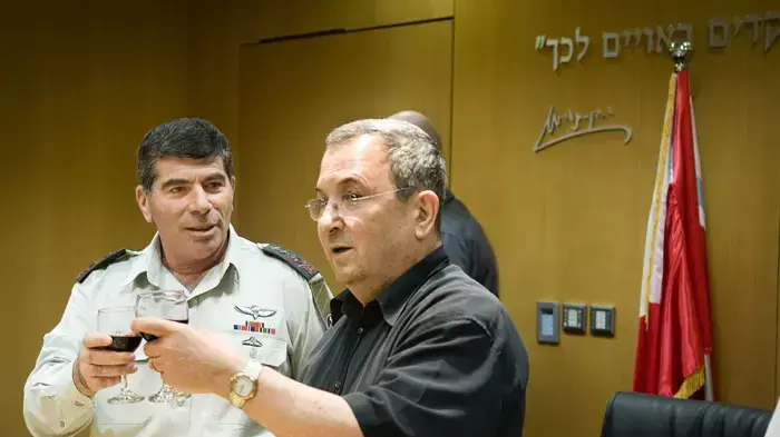 הרמת כוסית של שר הביטחון אהוד ברק והרמטכ"ל גבי אשכנזי לקראת השנה החדשה- ספטמבר 2010 הרמת כוסית של שר הביטחון אהוד ברק והרמטכ"ל גבי אשכנזי לקראת השנה החדשה- ספטמבר 2010