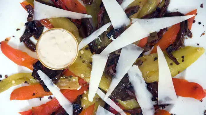 פלפלים שרופים עם טחינה אדומה פלפלים שרופים עם טחינה אדומה