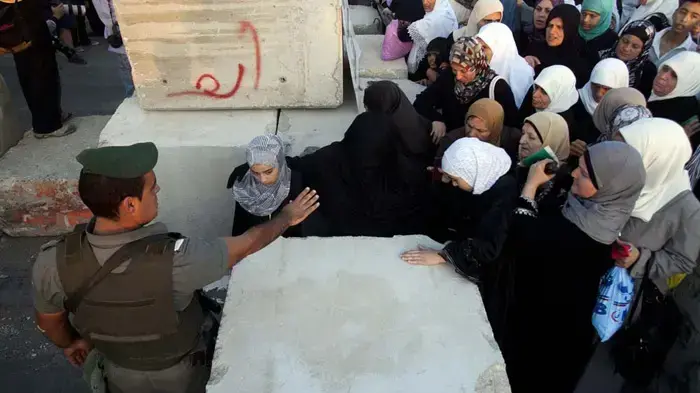 מתפללות ערביות במחסום קלנדיה בדרכן לתפילות היום השישי בעיר העתיקה בירושלים, ספטמבר 2010