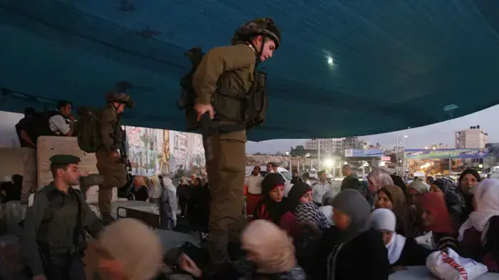מתפללות ערביות במחסום קלנדיה בדרכן לתפילות היום השישי בעיר העתיקה בירושלים, ספטמבר 2010 מתפללות ערביות במחסום קלנדיה בדרכן לתפילות היום השישי בעיר העתיקה בירושלים, ספטמבר 2010