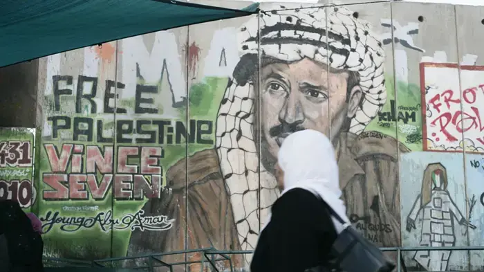 מתפללות ערביות במחסום קלנדיה בדרכן לתפילות היום השישי בעיר העתיקה בירושלים, ספטמבר 2010