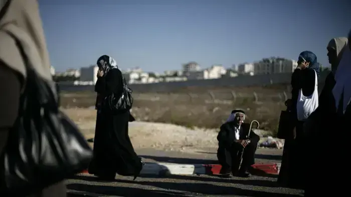 מתפללות ערביות במחסום קלנדיה בדרכן לתפילות היום השישי בעיר העתיקה בירושלים, ספטמבר 2010