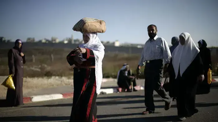 מתפללות ערביות במחסום קלנדיה בדרכן לתפילות היום השישי בעיר העתיקה בירושלים, ספטמבר 2010