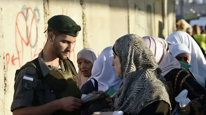 מתפללות ערביות במחסום קלנדיה בדרכן לתפילות היום השישי בעיר העתיקה בירושלים, ספטמבר 2010 מתפללות ערביות במחסום קלנדיה בדרכן לתפילות היום השישי בעיר העתיקה בירושלים, ספטמבר 2010