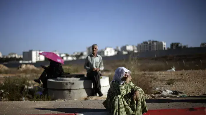 מתפללות ערביות במחסום קלנדיה בדרכן לתפילות היום השישי בעיר העתיקה בירושלים, ספטמבר 2010