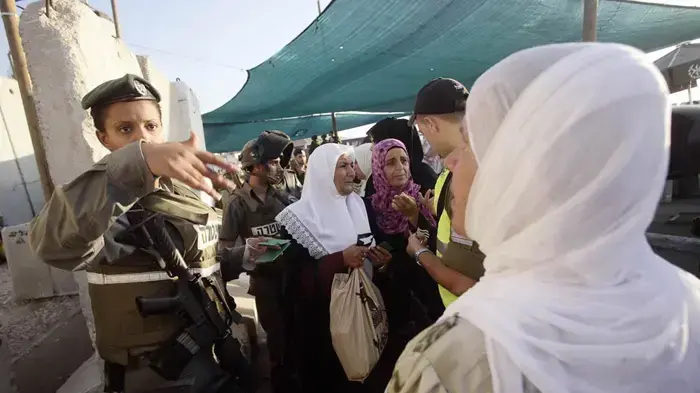 מתפללות ערביות במחסום קלנדיה בדרכן לתפילות היום השישי בעיר העתיקה בירושלים, ספטמבר 2010