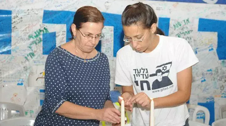 אביבה שליט בארוחת ראש השנה במאהל המחאה, 2010
