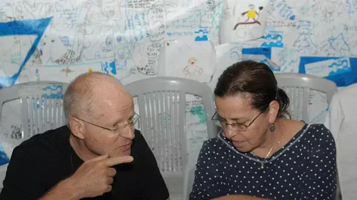 נעם ואביבה שליט בסעודת ראש השנה במאהל המחאה בירושלים