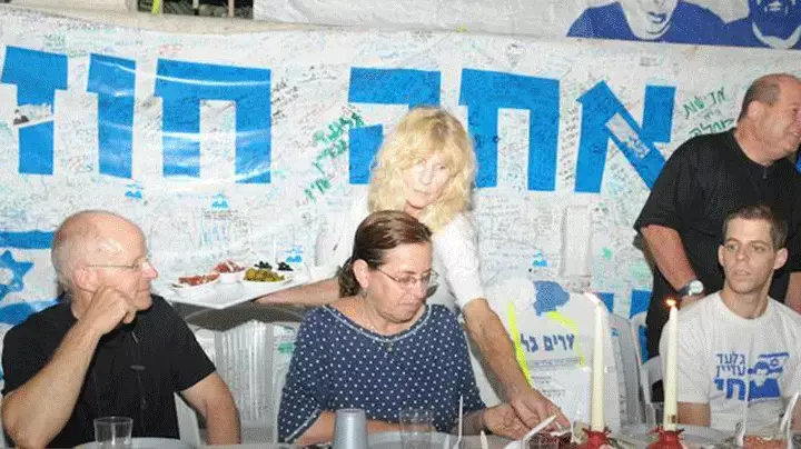 נעם ואביבה שליט במאהל המאחה, ראש השנה 2010