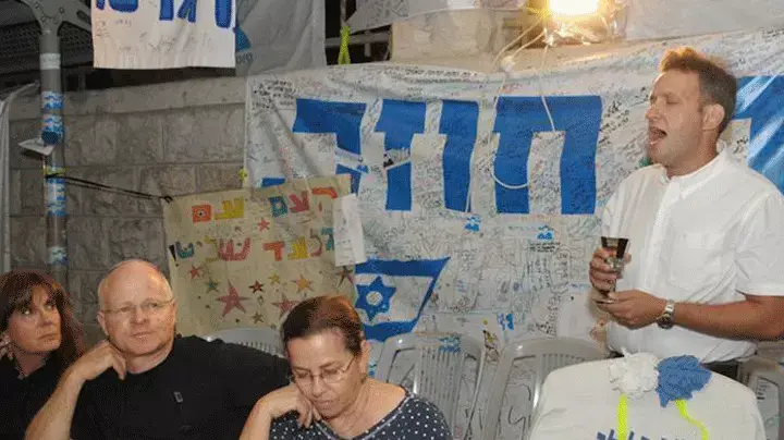 נעם ואביבה שליט במאהל המחאה, ראש השנה 2010