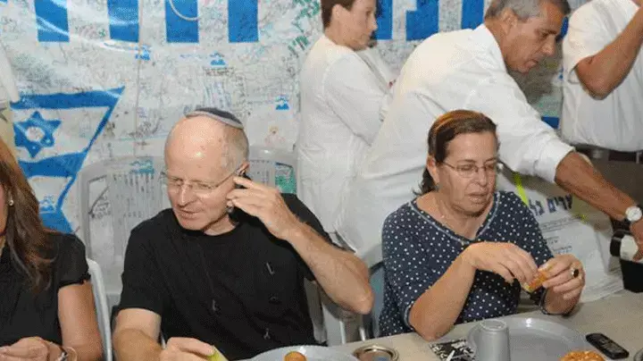 נעם ואביבה שליט במאהל המחאה, ראש השנה 2010