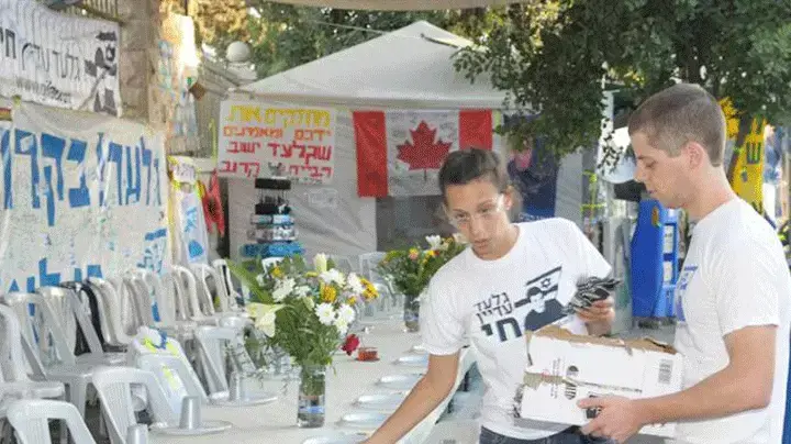 במאהל המחאה למען החזרת גלעד שליט, ראש השנה 2010
