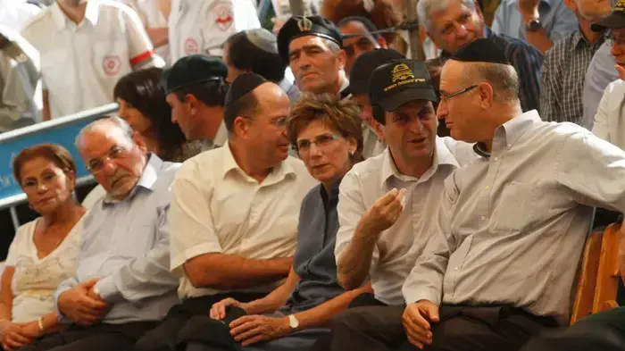 דן מרידור ומשה (בוגי) יעלון בלוויית ישראל טל, ספטמבר 2010