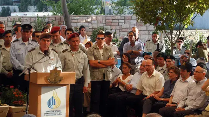 גבי אשכנזי, משה (בוגי) יעלון ודן מרידור בלוויית ישראל טל, ספטמבר 2010