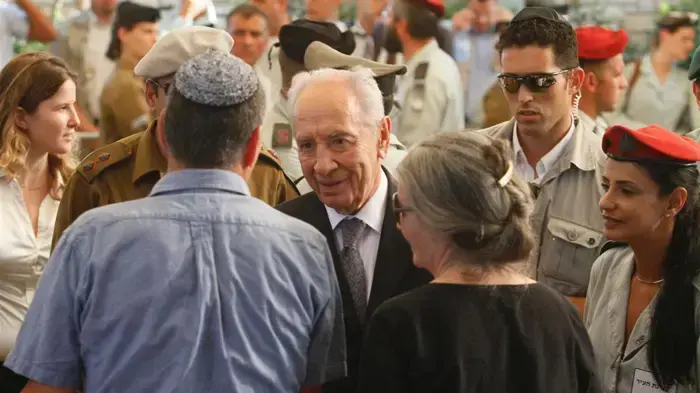 שמעון פרס בלוויית ישראל טל, ספטמבר 2010