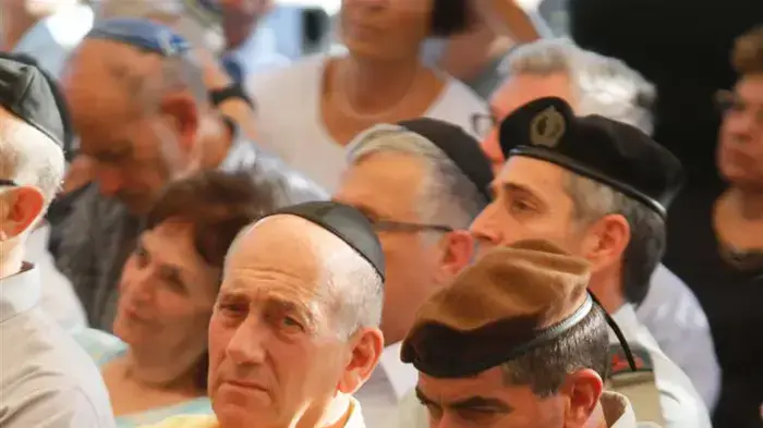 אהוד אולמרט וגבי אשכנזי בלוויית ישראל טל, ספטמבר 2010