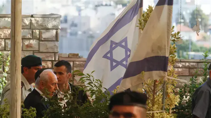 שמעון פרס בלוויית ישראל טל, ספטמבר 2010