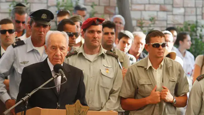 שמעון פרס בלוויית ישראל טל, ספטמבר 2010
