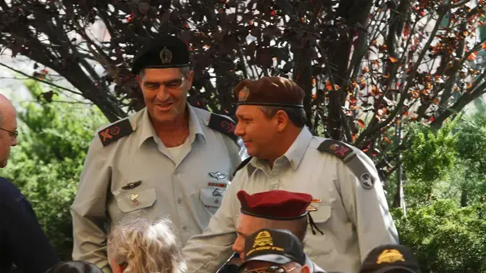 גדי אייזנקוט וטל רוסו בלוויית ישראל טל, ספטמבר 2010