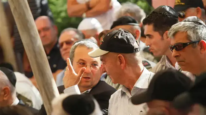 מתן וילנאי ואהוד ברק בלוויית ישראל טל, ספטמבר 2010