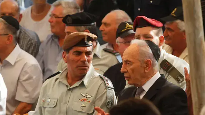 שמעון פרס וגבי אשכנזי בלוויית ישראל טל, ספטמבר 2010