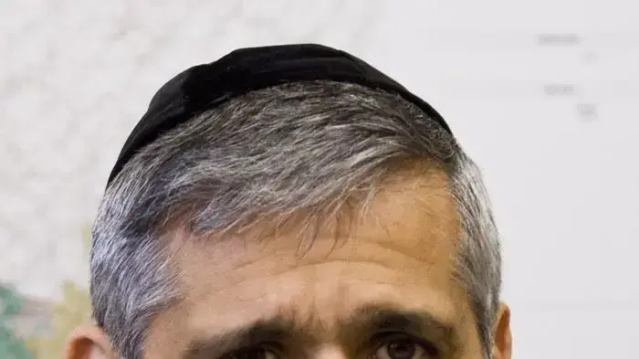אלי ישי מעניק לסנדרה המטפלת של מוישי מעמד