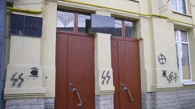 צלבי קרס רוססו בבית הכנסת הגדול במולדובה ספטמבר 2010 צלבי קרס רוססו בבית הכנסת הגדול במולדובה ספטמבר 2010