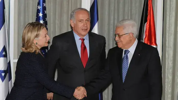ראש הממשלה בנימין נתניהו מארח את יו"ר הרשות הפלסטינית אבו מאזן ומזכירת המדינה האמריקאית הילרי קלינטון במעונו בירושלים ספטמבר 2010 ראש הממשלה בנימין נתניהו מארח את יו"ר הרשות הפלסטינית אבו מאזן ומזכירת המדינה האמריקאית הילרי קלינטון במעונו בירושלים ספטמבר 2010