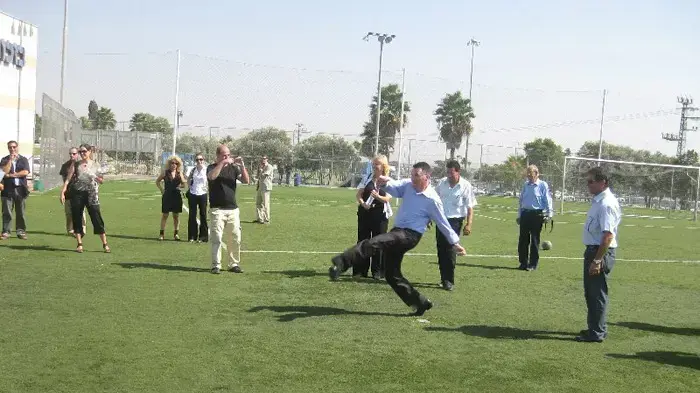 שר החינוך גדעון סער מבקיע שער במשחק מול ראש העיר יהוד