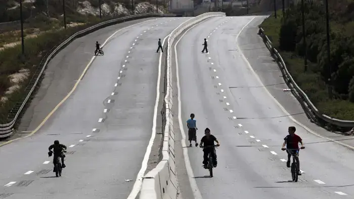 ילדים נוסעים באופניים בכביש ריק ביום כיפור 2010 ילדים נוסעים באופניים בכביש ריק ביום כיפור 2010