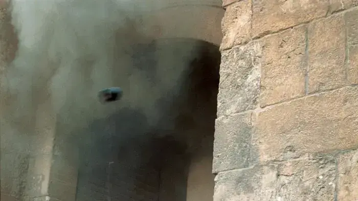 צעיר משליך אבן על שוטרים במזרח ירושלים - אוקטובר 2000 צעיר משליך אבן על שוטרים במזרח ירושלים - אוקטובר 2000